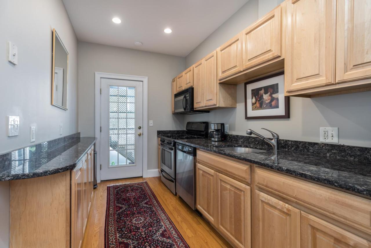 Sunny Convenient Home W/ Private Patio! Easy Walk To Everything! Boston Exterior foto